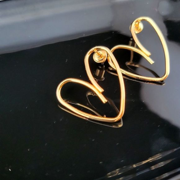 New set earrings gold tone hearts - Picture 3 of 4